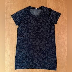 Lululemon Swiftly Tech Short Sleeve Shirt 2.0 Size 6 Dapple Floral Navy Blue